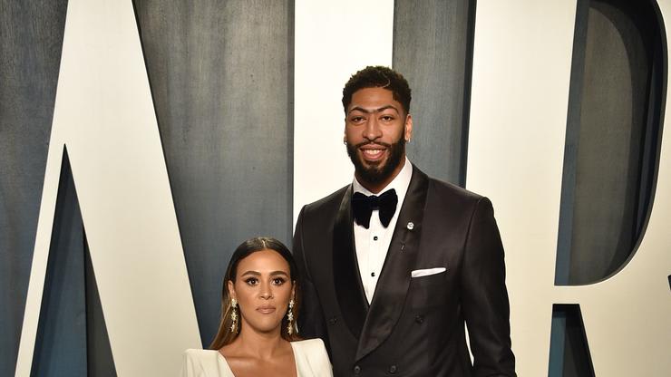 Lakers Star Weds Longtime Girlfriend